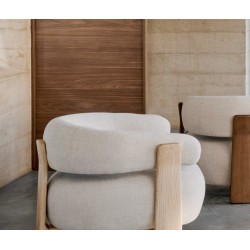Poltrona Grana em tecido chenille bege e madeira VeryForma