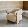 Poltrona Grana em tecido chenille bege e madeira VeryForma