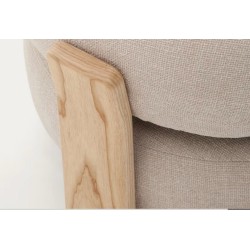 Poltrona Grana em tecido chenille bege e madeira VeryForma