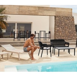 Conjunto de 4 espreguiçadeiras Spritz Vondom tomando sol
